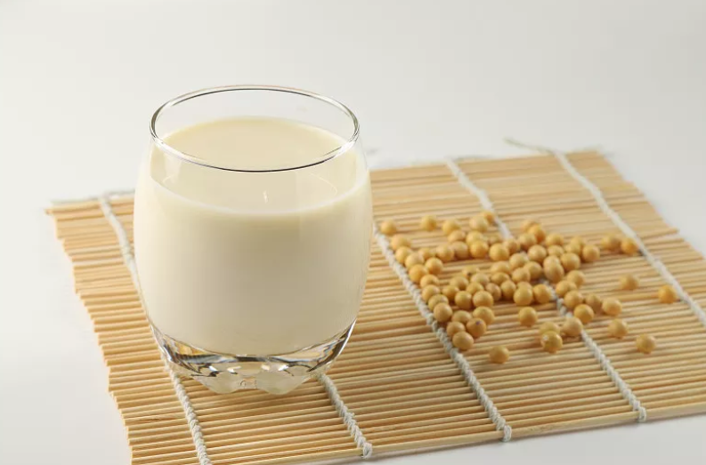 小孩应该避免喝豆浆因为雌性激素影响？