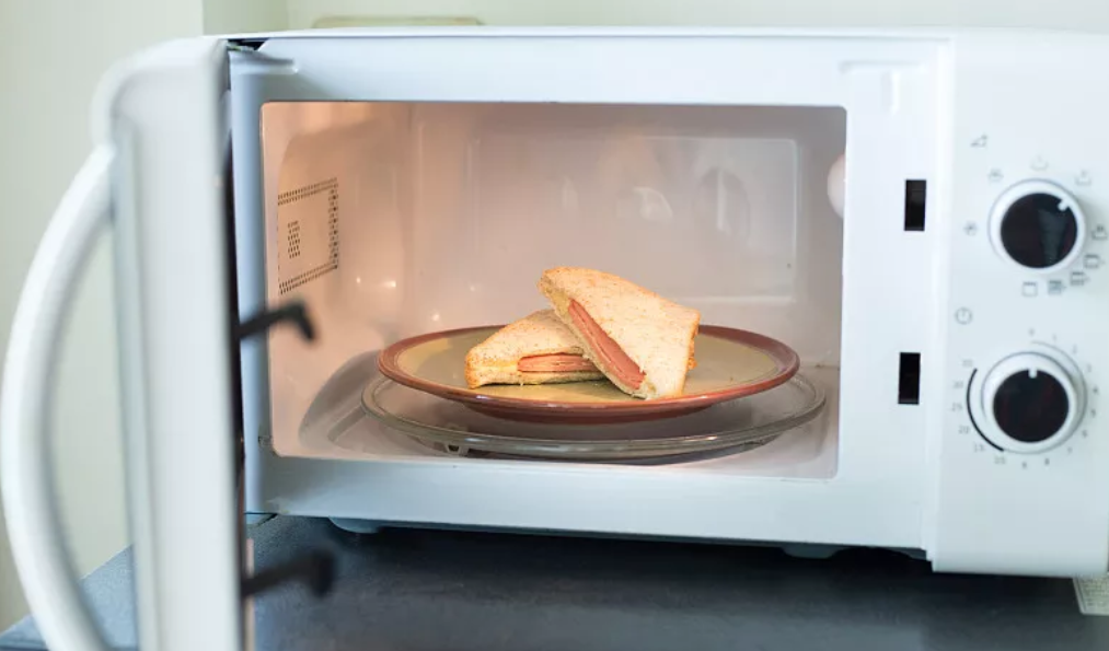 这些食物以及容器是不能放微波炉加热的，存在危险你知道吗？
