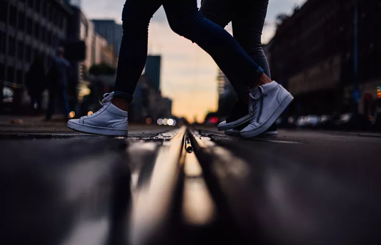 研究发现步行时快速步行的人更健康