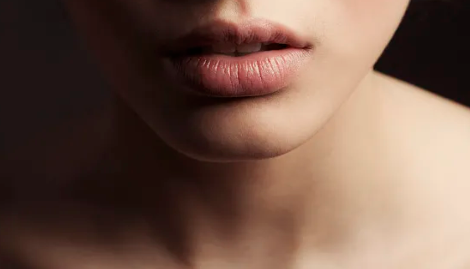 身体缺乏营养嘴唇有5个表现，唇涂矿物油更干燥，该如何滋养嘴唇和补充营养？